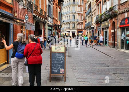 TOULOUSE, FRANKREICH - 28. SEPTEMBER 2021: Die Menschen besuchen die Innenstadt von Toulouse, Stadtteil Capitole. Toulouse ist die 4th größte Gemeinde Frankreichs. Stockfoto