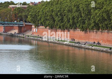 TOULOUSE, FRANKREICH - 28. SEPTEMBER 2021: Die Menschen besuchen den Garonne-Damm in der Innenstadt von Toulouse. Toulouse ist die 4th größte Gemeinde Frankreichs. Stockfoto