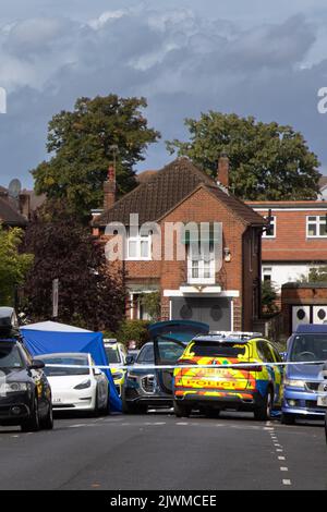 London, Großbritannien. 6.. September, London, Großbritannien. Pollice-Tatort nach der Schießerei auf Streatham: Chris Kaba starb, nachdem er nach der Verfolgung von der Polizei angeschossen wurde. Datum: 6/9/22 Fotos: Stephanie Black Kredit: Stephanie Black/Alamy Live News Stockfoto