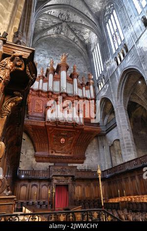 NARBONNE, FRANKREICH - 3. OKTOBER 2021: Innenansicht der Kathedrale von Narbonne in Frankreich. Die Kathedrale ist ein nationales Denkmal und ist den Heiligen Justus A gewidmet Stockfoto