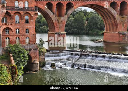 Albi, Frankreich. Le Pont Neuf Brücke über den Fluss Tarn. Wasserstufe. Stockfoto