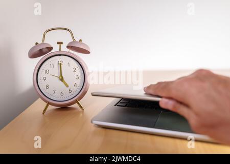 Schließen des Laptops um 5 Uhr leises Aufhören Konzept Stockfoto
