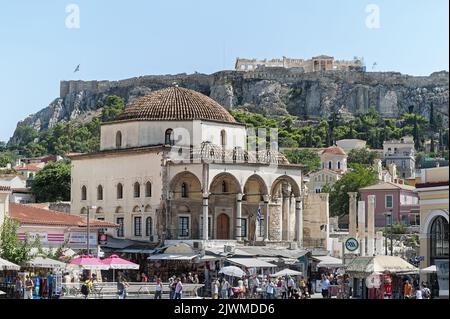 Tzistarakis Moschee auf dem Monastiraki Platz und die Akropolis und Parthenon im Hintergrund in Athen, Griechenland Stockfoto