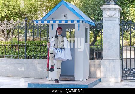 Evzone bewacht die Präsidentenvilla in Athen, Griechenland, und trägt die volle Kleideruniform Stockfoto