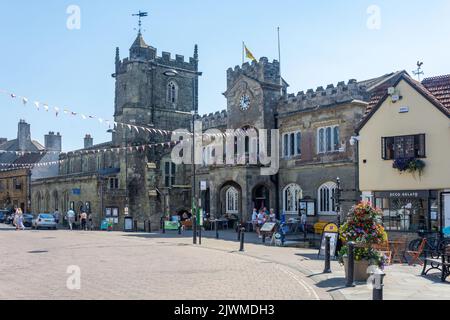 Das Rathaus und die Kirche von St. Peter, High Street, Shaftesbury, Dorset, England, Vereinigtes Königreich Stockfoto