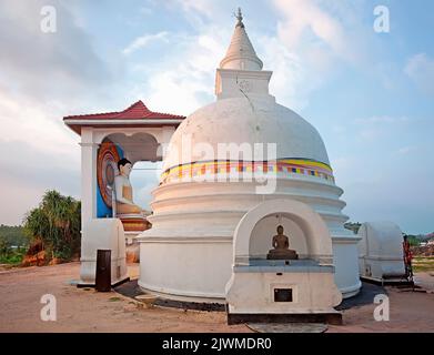 Kleine weiße Stupa in Unawatuna in Sri Lanka bei Sonnenuntergang Stockfoto