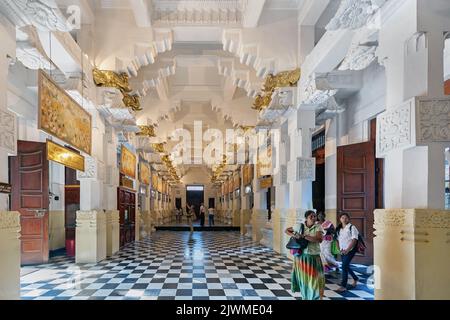 Pilger und Touristen sind im Tempel des Zahnes (Sri Dalada Maligawa) in Kandy, Sri Lanka, zu finden Stockfoto