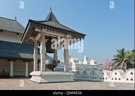 Innengebäude des berühmten buddhistischen Tempels der Zahnreliquie (Sri Dalada Maligawa) in Kandy, Sri Lanka. Stockfoto