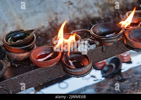 Brennende Kerzen auf dem Altar im buddhistischen Tempel, Sri Lanka Stockfoto