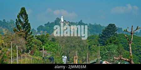 Das Panorama mit der weit entfernten Bahiravokanda Vihara Buddha Statue in Kandy Sri Lanka Stockfoto