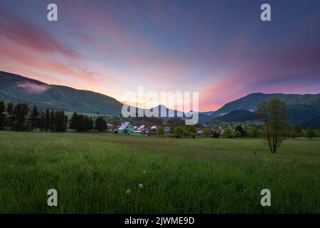 Sutovo Dorf in den Ausläufern der Mala Fatra, Slowakei.