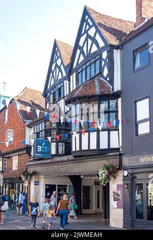 Eintritt zum Einkaufszentrum Old George Mall, High Street, Salisbury, Wiltshire, England, Vereinigtes Königreich Stockfoto