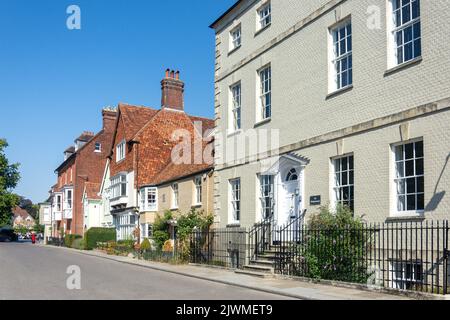 Häuser aus der Zeit am North Walk mit Blick auf die Salisbury Cathedral, Salisbury, Wiltshire, England, Großbritannien Stockfoto