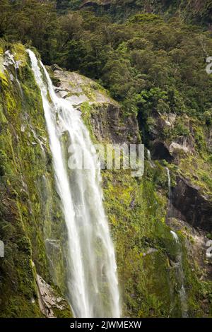 Schöner Wasserfall in Milford klingt Neuseeland Stockfoto