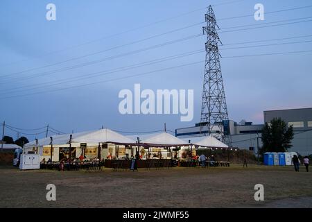 Barcelona, Katalonien, Spanien, 3. Juli 2022: Temporäres Restaurant für Outdoor-Veranstaltungen in einem Industriegebiet am Stadtrand installiert Stockfoto