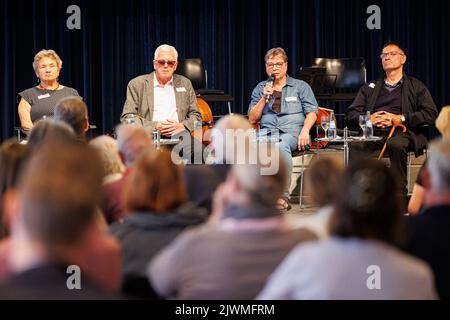 06. September 2022, Niedersachsen, Hannover: Dagmar Krause (l-r), Hans-Joachim Krause, Marita Kirchhof und Klaus Brünjes sitzen während der Veranstaltung "Erkennen von Leid und Ungerechtigkeit" im Alten Rathaus auf einer Bühne und sprechen mit dem Publikum über ihre Erfahrungen als Opfer. Die „Recognition and Help“-Stiftung wurde von der Bundesregierung gegründet, Die deutschen Staaten und die protestantischen und katholischen Kirchen erkennen das Leid der Betroffenen, die in stationären Einrichtungen für Behinderte oder psychiatrische Versorgung als Kinder und Jugendliche zwischen 1949 und 1975 Jahren im Bund untergebracht wurden, an Stockfoto