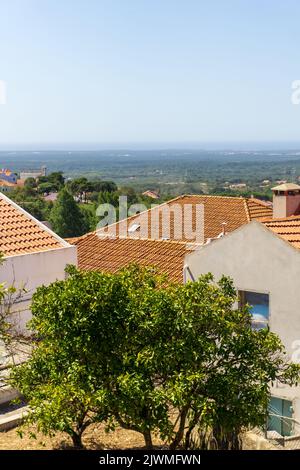 Blick auf weiße Häuser mit roten Ziegeldächern in einer portugiesischen Stadt Stockfoto