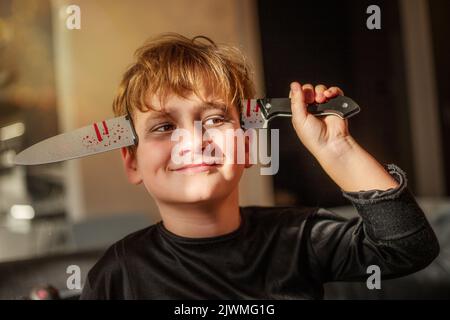 Junge in halloween Zombie Kostüm und Gesicht Make-up Stockfoto