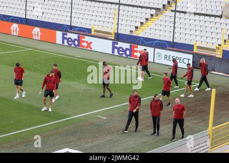 Leverkusens Spieler kommen zu einem Stadionrundgang des deutschen Fußballvereins Bayer 04 Leverkusen, Dienstag, 06. September 2022, in Brügge, zur Vorbereitung des morgigen Spiels gegen den belgischen Club Brügge KV am Eröffnungstag der UEFA Champions League Gruppenphase. BELGA FOTO BRUNO FAHY Stockfoto