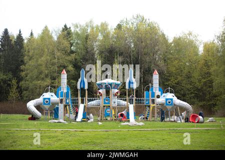 Großer Kinderspielplatz im Park. Spielbereich im Stil einer Raumstation. Stockfoto