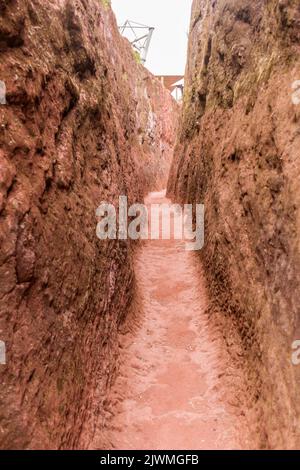 Enge Passage, die die in Fels gehauenen Kirchen in Lalibela, Äthiopien, verbindet Stockfoto