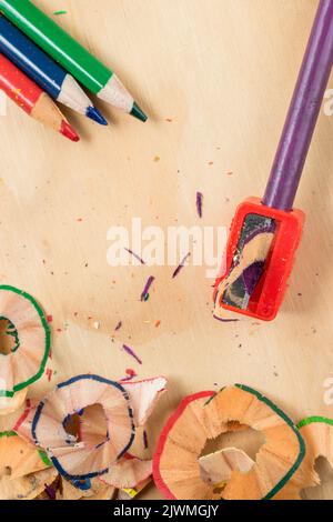 Schärfen eines Buntstifts auf einem Holztisch Stockfoto