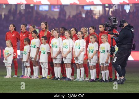 SYDNEY, AUSTRALIEN - 6. SEPTEMBER: Die kanadische Mannschaft stellt sich während des Internationalen Freundschaftskampfes zwischen Australien und Kanada am 6. September 2022 im Allianz Stadium in Sydney, Australien, für die Nationalhymnen ein. Quelle: IOIO IMAGES/Alamy Live News Stockfoto