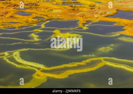 Detail von farbenfrohen Schwefelseen im vulkanischen Gebiet von Dallol, Danakil-Depression, Äthiopien Stockfoto