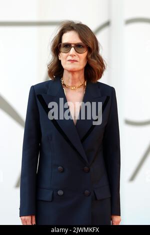 Italien, Lido di Venezia, 06. September 2022 : Regisseurin Joanna Hogg besucht den roten Teppich der 'Ewigen Tochter' auf den Internationalen Filmfestspielen Venedig 79. am 06. September 2022 in Venedig, Italien. Foto © Ottavia Da Re/Sintesi/Alamy Live News Stockfoto