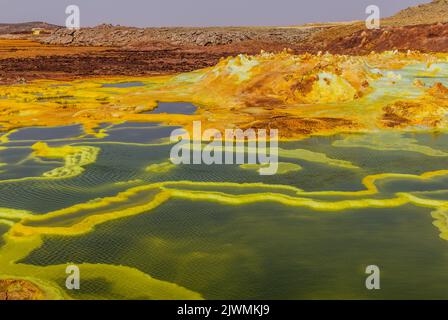 Bunte Schwefelseen in Dallol vulkanischem Gebiet, Danakil-Depression, Äthiopien Stockfoto