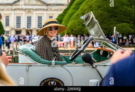 Katie Forrest erhielt in ihrem Rolls-Royce Silver Ghost Tourer R-1487 von 1912 eine Damenauszeichnung beim Concours of Elegance 2022 im Hampton Court Palace Stockfoto