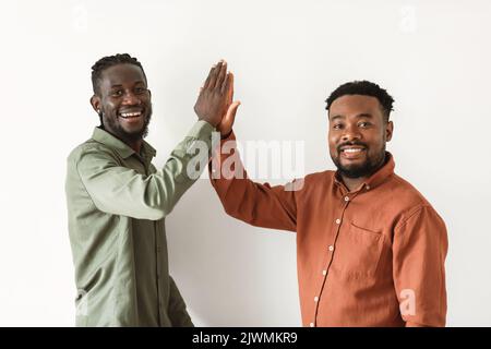 Zwei Schwarze Männer Geben High Five Stehen Über Weißem Hintergrund Stockfoto
