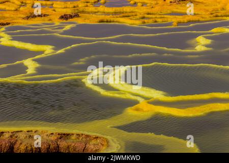 Bunte Teiche in der vulkanischen Landschaft von Dallol, Danakil-Depression, Äthiopien Stockfoto