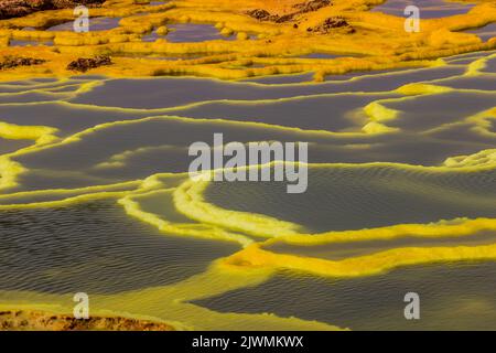 Bunte Teiche in der vulkanischen Landschaft von Dallol, Danakil-Depression, Äthiopien Stockfoto