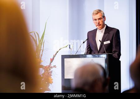 06. September 2022, Niedersachsen, Hannover: Heiner Wilmer, Bischof der Katholischen Kirche in der Diözese Hildesheim, hält eine Rede im Rahmen der Veranstaltung „Leiden und Ungerechtigkeit erkennen“ im Alten Rathaus. Die Stiftung „Recognition and Help“ wurde von der deutschen Regierung gegründet, Die Länder und die evangelischen und katholischen Kirchen erkennen das Leid der Betroffenen an, die als Kinder und Jugendliche zwischen 1949 und 1975 Jahren in der Bundesrepublik Deutschland und bis 1990 in Deutschland in stationäre Einrichtungen für Behinderte oder psychiatrische Betreuung gebracht wurden Demokratie Stockfoto