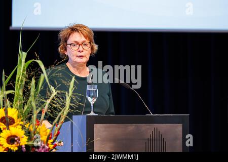 06. September 2022, Niedersachsen, Hannover: Die niedersächsische Gesundheits- und Sozialministerin Daniela Behrens (SPD) hält im Rahmen der Veranstaltung „Leiden und Ungerechtigkeit erkennen“ im Alten Rathaus eine Rede. Die „Recognition and Help“-Stiftung wurde von der Bundesregierung gegründet, Die deutschen Staaten und die evangelischen und katholischen Kirchen erkennen das Leid der Betroffenen an, die zwischen 1949 und 1975 in der Bundesrepublik Deutschland und bis 1990 in der Deutschen Demokratischen Republik als Kinder und Jugendliche in stationäre Einrichtungen für Behinderte oder Psychiatrie gebracht wurden Stockfoto