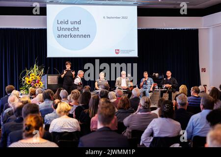 06. September 2022, Niedersachsen, Hannover: Dagmar Krause (3. v.l.n.r.), Hans-Joachim Krause, Marita Kirchhof und Klaus Brünjes sitzen während der Veranstaltung "Leiden und Ungerechtigkeit erkennen" im Alten Rathaus auf einer Bühne und sprechen mit dem Publikum über ihre Erfahrungen als Opfer. Die Stiftung „Anerkennung und Hilfe“ wurde von Bund, Ländern und evangelischen und katholischen Kirchen gegründet, um das Leid betroffener Menschen anzuerkennen, die in stationären Einrichtungen für Behinderte oder psychiatrische Betreuung als Kinder und Jugendliche zwischen 1949 und untergebracht wurden Stockfoto