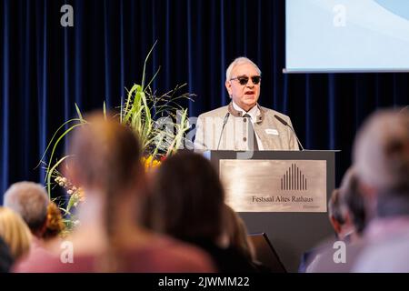 06. September 2022, Niedersachsen, Hannover: Hans-Werner lange, stellvertretender Vorsitzender des Niedersächsischen Landesbeirats für Menschen mit Behinderungen, hält eine Rede während der Veranstaltung "Leiden und Ungerechtigkeit erkennen" im Alten Rathaus. Die „Recognition and Help“-Stiftung wurde von der Bundesregierung gegründet, Die deutschen Staaten und die evangelischen und katholischen Kirchen erkennen das Leid der Betroffenen an, die als Kinder und Jugendliche zwischen 1949 und 1975 Jahren in der Bundesrepublik Deutschland und U in stationäre Einrichtungen für Behinderte oder psychiatrische Betreuung gebracht wurden Stockfoto