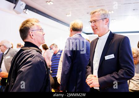 06. September 2022, Niedersachsen, Hannover: Klaus Brünjes (l), Betroffener, im Gespräch mit Heiner Wilmer (r), Bischof der Katholischen Kirche in der Diözese Hildesheim, nach dem Ende der Veranstaltung „Erkennen von Leid und Ungerechtigkeit“ im Alten Rathaus. Die „Recognition and Help“-Stiftung wurde von der Bundesregierung, den Bundesländern, Und die evangelischen und katholischen Kirchen, um das Leid betroffener Menschen, die in stationären Einrichtungen für Behinderte oder psychiatrische Versorgung als Kinder und Jugendliche zwischen 1949 und 1975 Jahren in der Bundesrep Stockfoto