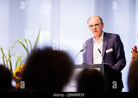 06. September 2022, Niedersachsen, Hannover: Ralf Meister, Landesbischof der Evangelisch-Lutherischen Kirche in Hannover, hält im Rahmen der Veranstaltung „Leiden und Ungerechtigkeit erkennen“ im Alten Rathaus eine Rede. Die Stiftung „Recognition and Help“ wurde von der deutschen Regierung gegründet, Die Länder und die evangelischen und katholischen Kirchen erkennen das Leid der Betroffenen an, die als Kinder und Jugendliche zwischen 1949 und 1975 Jahren in der Bundesrepublik Deutschland und bis 1990 in Deutschland in stationäre Einrichtungen für Behinderte oder psychiatrische Betreuung gebracht wurden De Stockfoto