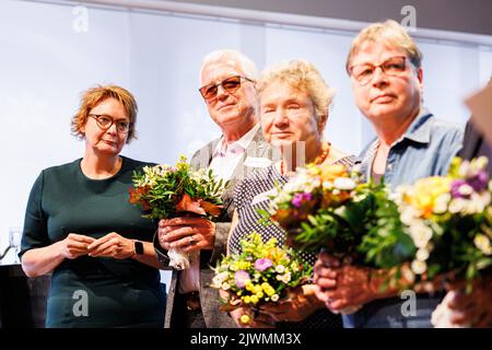 06. September 2022, Niedersachsen, Hannover: Daniela Behrens (SPD, l-r), Ministerin für Gesundheit und Soziales Niedersachsens, Und Betroffene Hans-Joachim Krause, Dagmar Krause und Marita Kirchhof stehen während der Veranstaltung "Leiden und Ungerechtigkeit erkennen" im Alten Rathaus auf einer Bühne, nachdem sie dem Publikum von ihren Erfahrungen als Betroffene erzählt haben. Die Stiftung „Anerkennung und Hilfe“ wurde von Bund, Ländern und evangelischen und katholischen Kirchen gegründet, um das Leid der Betroffenen, die in stationären Einrichtungen untergebracht waren, anzuerkennen Stockfoto