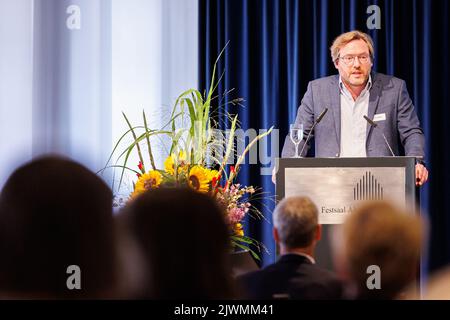 06. September 2022, Niedersachsen, Hannover: Christof Beyer, wissenschaftlicher Mitarbeiter am Institut für Geschichte und Ethik der Medizin an der Ruprecht-Karls-Universität Heidelberg, wird im Rahmen der Veranstaltung „Erkennen von Leid und Ungerechtigkeit“ im Alten Rathaus einen Vortrag zur wissenschaftlichen Aufarbeitung des Themas halten. Die "Recognition and Help"-Stiftung wurde von der Bundesregierung, den Bundesländern und den evangelischen und katholischen Kirchen gegründet, um das Leid der Betroffenen, die in stationären Einrichtungen für Behinderte oder psychiatrische Betreuung untergebracht waren, als Kinder und Jugendliche anzuerkennen Stockfoto