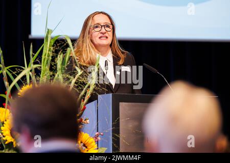 06. September 2022, Niedersachsen, Hannover: Gabriele Andretta (SPD), Präsidentin des Niedersächsischen Landtags, hält eine Rede während der Veranstaltung "Leiden und Ungerechtigkeit erkennen" im Alten Rathaus. Die „Recognition and Help“-Stiftung wurde von der Bundesregierung gegründet, Die deutschen Staaten und die evangelischen und katholischen Kirchen erkennen das Leid der Betroffenen an, die als Kinder und Jugendliche zwischen 1949 und 1975 Jahren in der Bundesrepublik Deutschland und bis 1990 in der Bundesrepublik Deutschland in stationäre Einrichtungen für Behinderte oder psychiatrische Betreuung gebracht wurden Demokrati Stockfoto