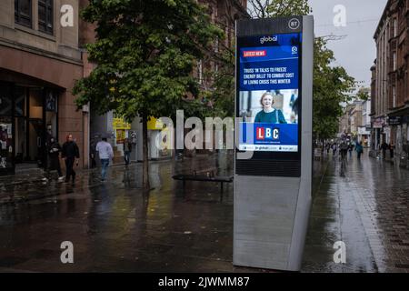 Glasgow, Großbritannien, 6.. September 2022. Das digitale Display-Boarding zeigt Bilder der konservativen Parteivorsitzenden Liz Truss am verregneten Nachmittag, an dem sie am 6. September 2022 in Glasgow, Schottland, Premierminister des Landes wurde. Foto: Jeremy Sutton-Hibbert/Alamy Live News. Stockfoto