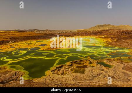 Bunte Schwefelteiche in der vulkanischen Landschaft von Dallol, Danakil-Depression, Äthiopien Stockfoto