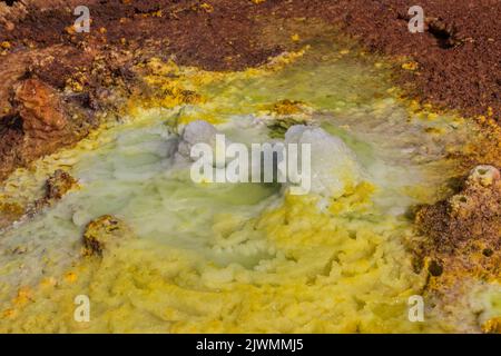 Kleine Schwefelquelle im vulkanischen Gebiet von Dallol, Danakil-Depression, Äthiopien Stockfoto