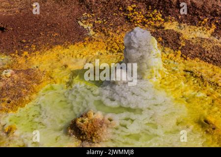 Kleine Schwefelquelle im vulkanischen Gebiet von Dallol, Danakil-Depression, Äthiopien Stockfoto