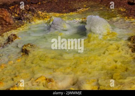 Kleine Schwefelquelle im vulkanischen Gebiet von Dallol, Danakil-Depression, Äthiopien Stockfoto