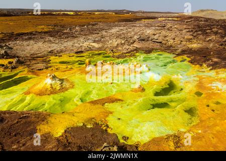 Bunte Schwefelquellen im vulkanischen Gebiet von Dallol, Danakil-Depression, Äthiopien Stockfoto