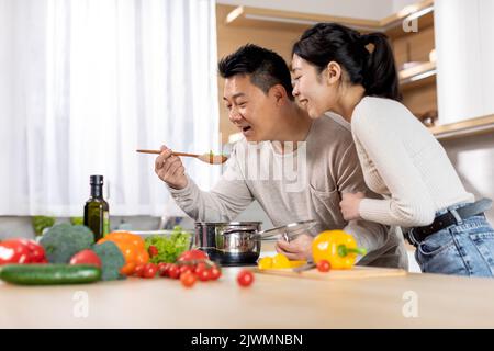 Glücklich asiatische Mann und Frau kochen zusammen zu Hause Stockfoto